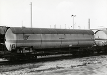 170996 Afbeelding van een ketelwagen van VTG /DSM Holland voor het vervoer van amoniak te Rotterdam.